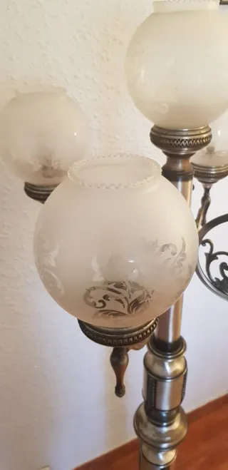 Lámpara de pie vintage cromada con 5 brazos.