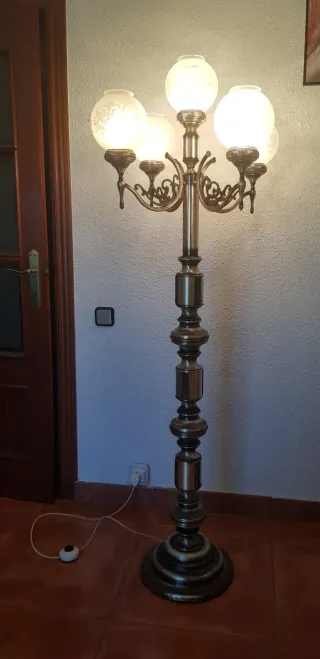 Lámpara de pie vintage cromada con 5 brazos.
