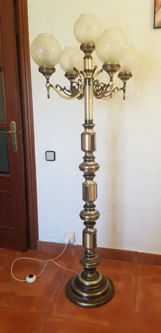 Lámpara de pie vintage cromada con 5 brazos.