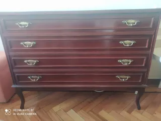 Cómoda vintage madera con tiradores dorados