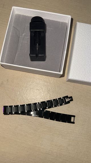 Pulsera negra con detalles morados