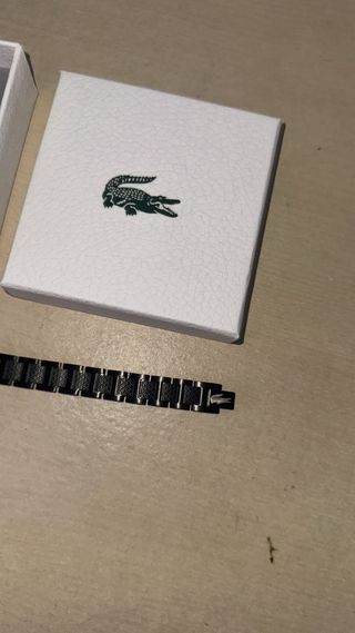 Pulsera negra con detalles morados