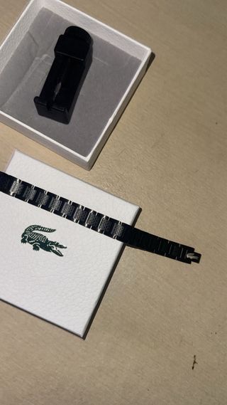 Pulsera negra con detalles morados