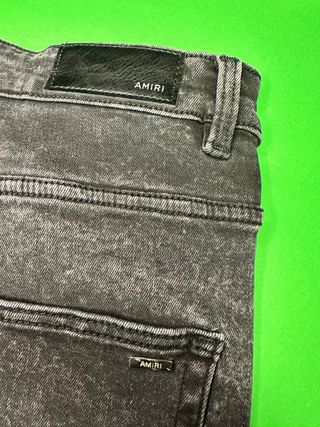 Jeans Amiri neri con stampa angelo