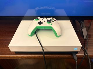 Xbox One X Blanca y Verde