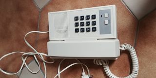 Telefono fisso bianco con tastiera