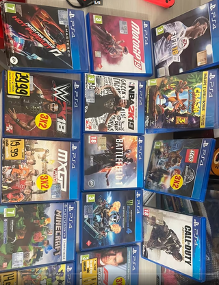 Playstation 4 con 2 Joypad e 16 giochi