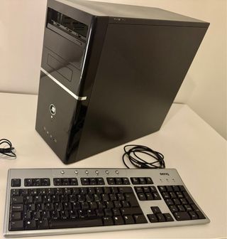 Torre PC vacía y teclado Benq