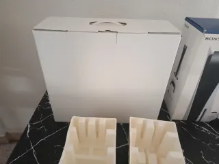 Caja PS5 Digital Edition con manuales