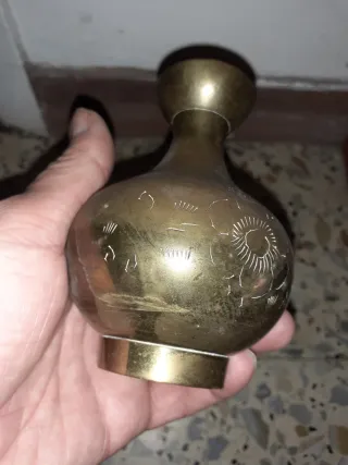 Bonito  jarrón usado de latón 11cm alto ver