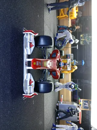 Ferrari F10 Fernando Alonso Hotwheels 1/18