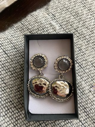 Pendientes largos plateados con pedrería