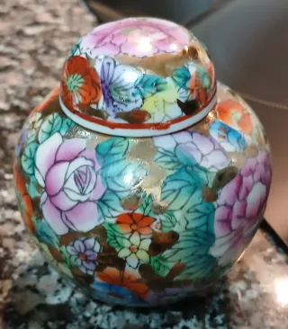Tibor antiguo de porcelana con flores