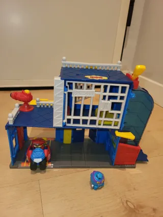 Superzings Comisaría de Policía.Superthings ideal