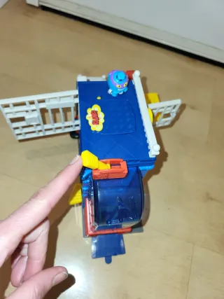 Superzings Comisaría de Policía.Superthings ideal