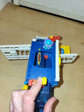 Superzings Comisaría de Policía.Superthings ideal