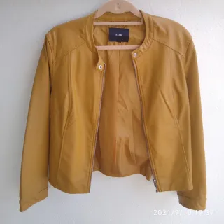 Cazadora Kiabi amarilla mujer