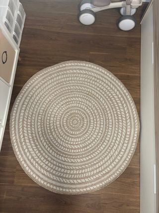 Alfombra redonda de rafia beige y blanca nueva