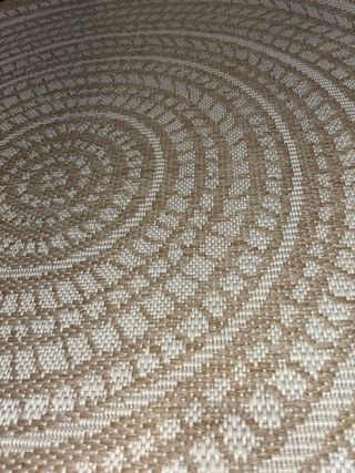 Alfombra redonda de rafia beige y blanca nueva