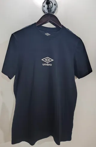Camiseta de manga corta. Marca umbro.