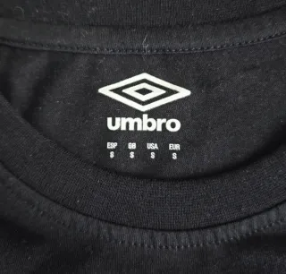 Camiseta de manga corta. Marca umbro.