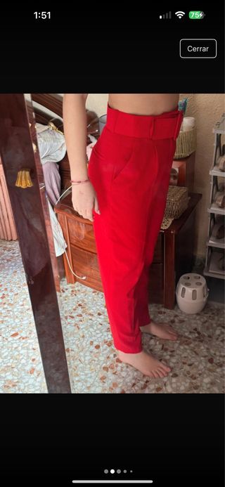 Pantalón rojo con cinturón