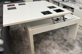 Mesa moderna blanca con 4 puffs negros