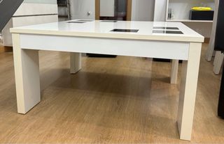 Mesa moderna blanca con 4 puffs negros