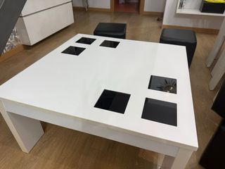 Mesa moderna blanca con 4 puffs negros