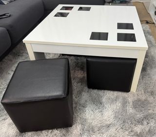 Mesa moderna blanca con 4 puffs negros