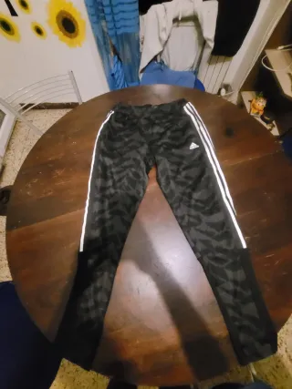 Pantaloni Adidas neri e grigi