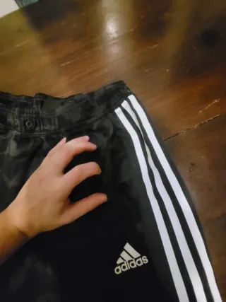 Pantaloni Adidas neri e grigi