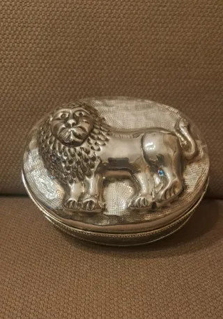 Caja metálica con león en relieve