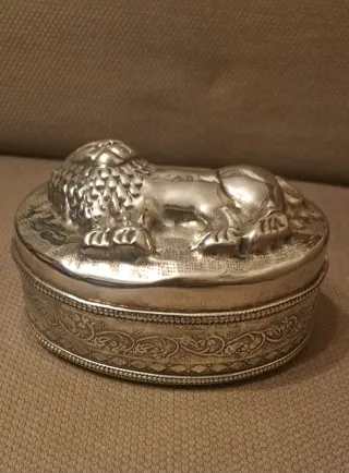 Caja metálica con león en relieve