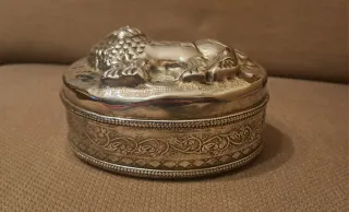 Caja metálica con león en relieve