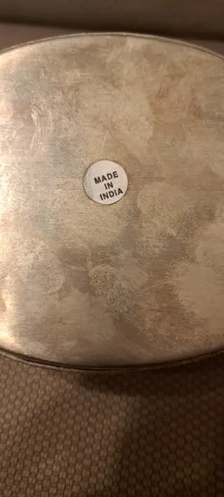 Caja metálica con león en relieve