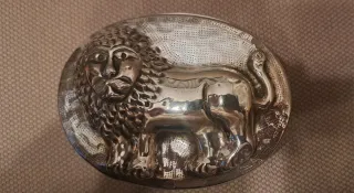 Caja metálica con león en relieve