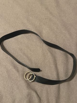 Cintura nera con fibbia dorata a doppio cerchio