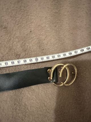 Cintura nera con fibbia dorata a doppio cerchio