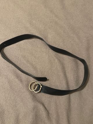Cintura nera con fibbia dorata a doppio cerchio