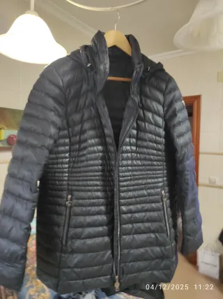 Plumas negro con capucha