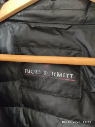 Plumas negro con capucha