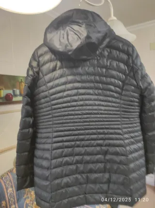 Plumas negro con capucha