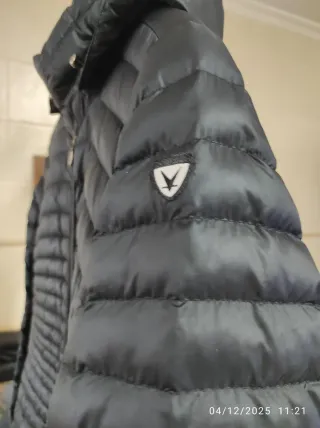 Plumas negro con capucha