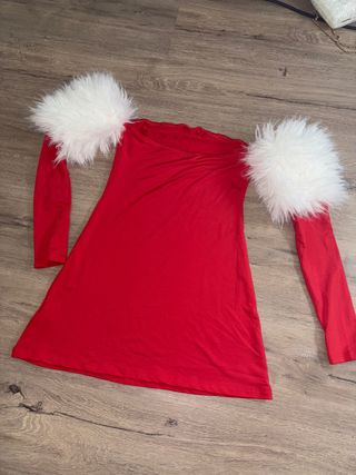 Jersey rojo hombros descubiertos con pelo blanco