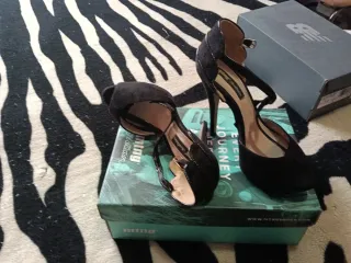 Zapatos de tacón negros. Pala- talón.