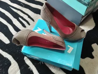 Zapatos de tacón beige con abertura alante