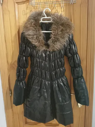 Chaqueta negra con cuello de pelo