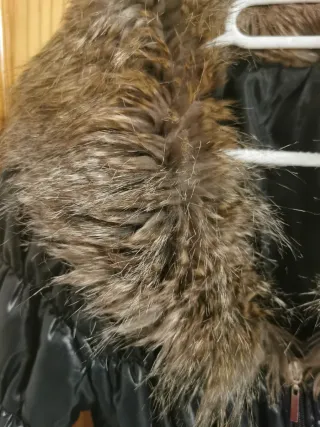 Chaqueta negra con cuello de pelo