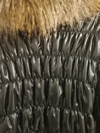 Chaqueta negra con cuello de pelo
